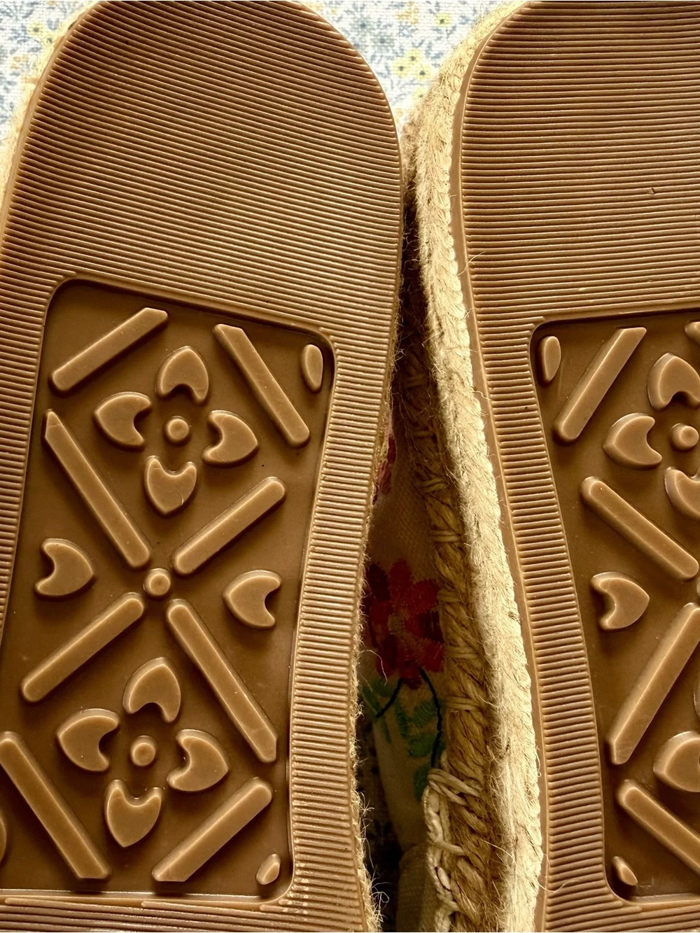 Floral patterned espadrilles flats.